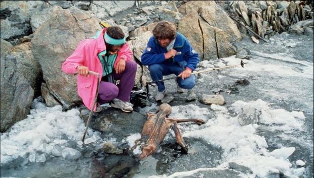 Erika y su marido Helmut Simon descubrieron a Otzi incrustado en el hielo