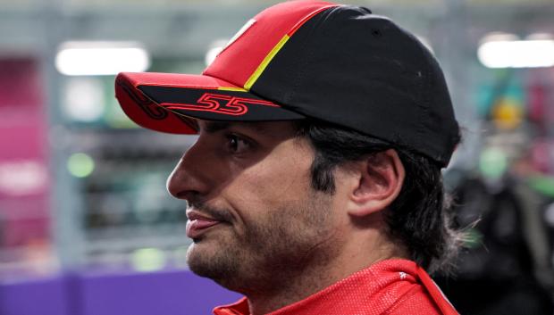 Carlos Sainz espera al inicio del Gran Premio de Arabia Saudí