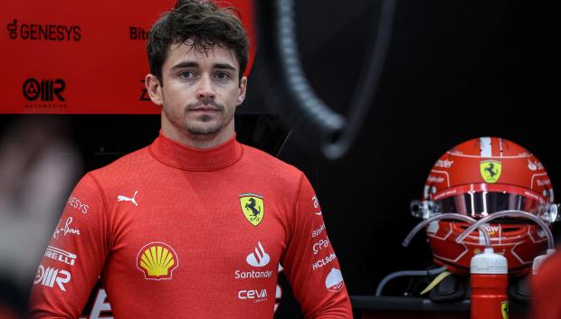 Charles Leclerc en el garaje de Ferrari