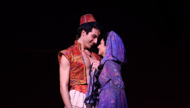 Aladdín y Jasmine, interpretados por Roc Bernadí y Jana Gómez