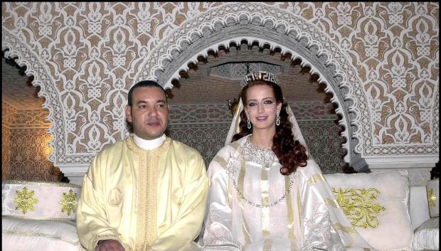 EL REY MOHAMMED VI DE MARRUECOS CON SU MUJER SALMA BENNANI,AHORA LA PRINCESA LALLA SALMA
Balkis Press/ABACA . 45416-4 *** Local Caption *** © Balkis Press/ABACA . 45416-4. Rabat-Morocco, 08/06/2003. Wedding of Moroccan King Mohammed VI to Salma Bennani, now Princess Lalla Salma.