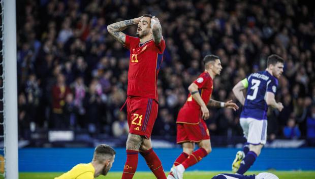 El delantero de la selección española Joselu Mato (c) se lamenta de una ocasión fallada durante el partido de Clasificación para la Eurocopa 2024