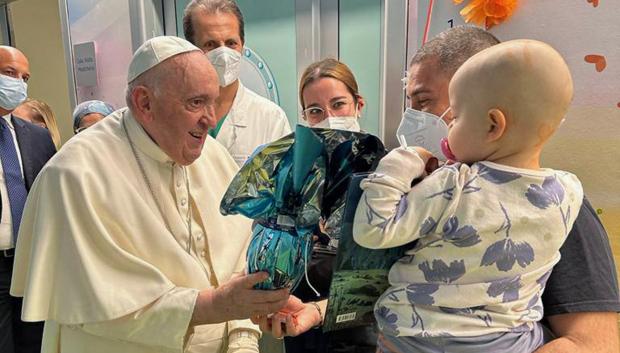This photo taken and handout by The Vatican Media on March 31, 2023 shows Pope Francis visiting children at the oncology ward of the Gemelli hospital in Rome, the same hospital where the Pope was admitted to another ward on March 29 for bronchitis. - The Vatican said on March 31 that it expected Pope Francis to be discharged on April 1 from a hospital in Rome, following treatment for bronchitis. (Photo by Handout / VATICAN MEDIA / AFP) / RESTRICTED TO EDITORIAL USE - MANDATORY CREDIT "AFP PHOTO / VATICAN MEDIA" - NO MARKETING NO ADVERTISING CAMPAIGNS - DISTRIBUTED AS A SERVICE TO CLIENTS
