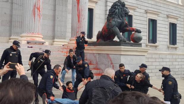 La Policía Nacional detiene a varios activistas que arrojaron pintura sobre los leones del Congreso
