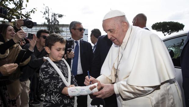 El Papa firma la escayola de un niño tras recibir el alta