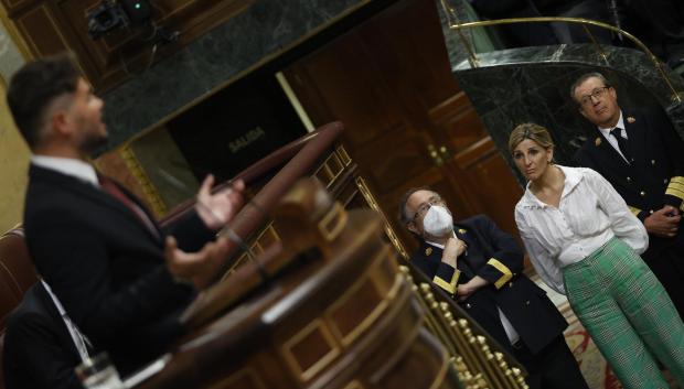 La vicepresidenta segunda y ministra de Trabajo y Economía Social, Yolanda Díaz (d), observa la intervención del portavoz de ERC, Gabriel Rufián