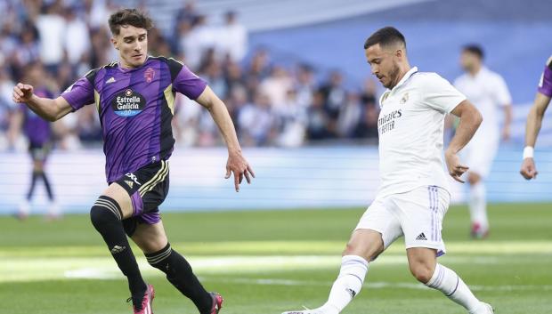 Eden Hazard controla un balón ante Iván Fresneda en el Real Madrid vs Real Valladolid