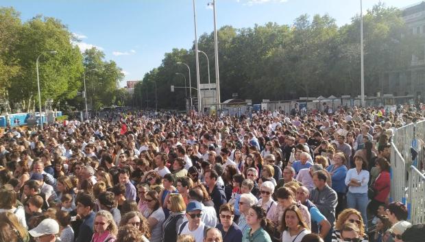 Los asistentes esperan pacientes a que comience el evento