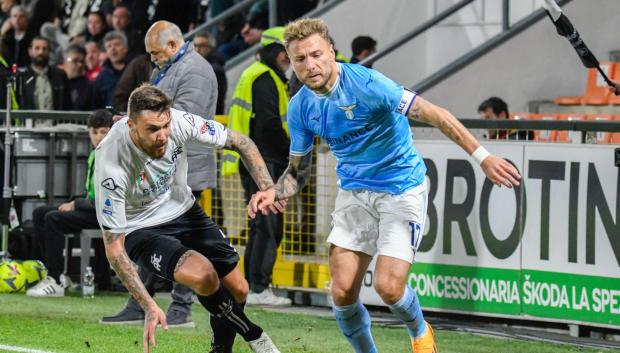 El futbolista Ciro Immobile (derecha) pelea un balón con un jugador de la Spezia en un partido de la Serie A italiana