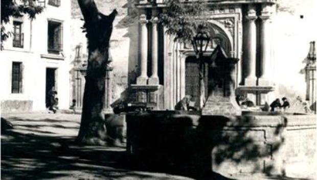 La iglesia de San Agustín y la antigua fuente