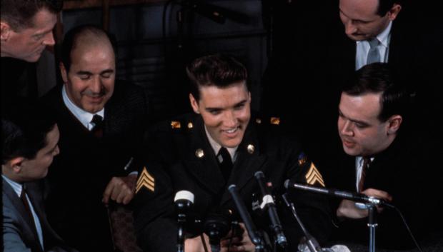 Elvis Presley atiende a los medios con uniforme militar