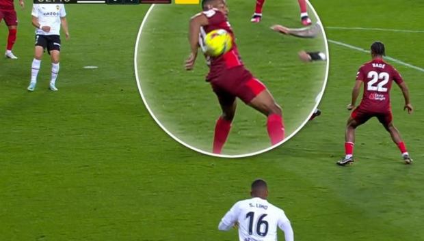 La mano no señalada del futbolista brasileño enfada al Valencia