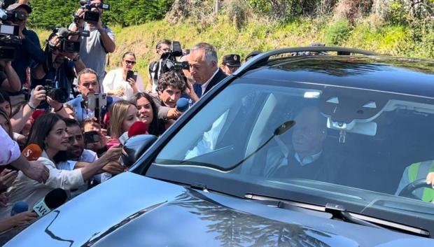 El Rey Juan Carlos I llega al domicilio de Pedro Campos en Sanxenxo
