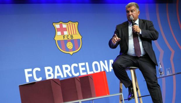 Joan Laporta, presidente del Barça, junto a las cajas rojas de su rueda de prensa