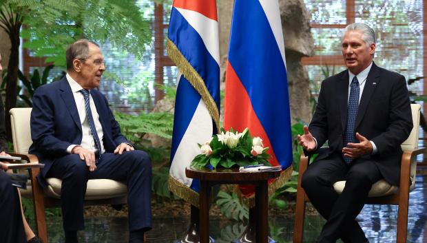 El ministro de Relaciones Exteriores de Rusia, Sergei Lavrov junto a Miguel Díaz-Canel en La Habana