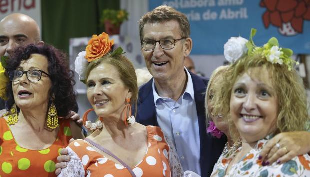 El presidente del PP, Alberto Núñez Feijóo, visitó ayer la Feria de Abril de Cataluña
