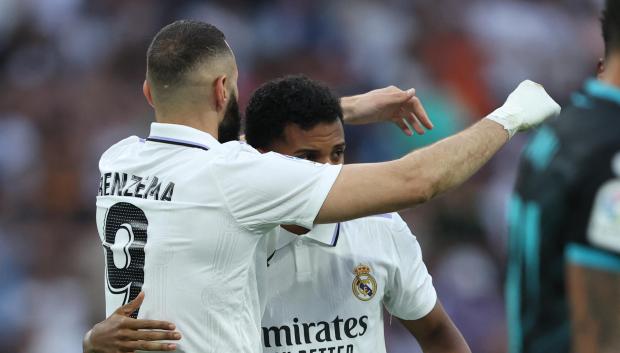 El abrazo entre Benzema y Rodrygo, las dos grandes figuras de la victoria del Real Madrid