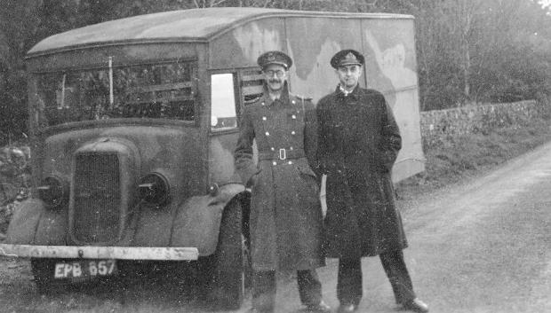 Charles Cholmondeley y Ewen Montagu el 17 de abril de 1943, transportando el cuerpo a Escocia.