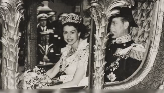 Isabel II durante su coronación en la Gold State Coach