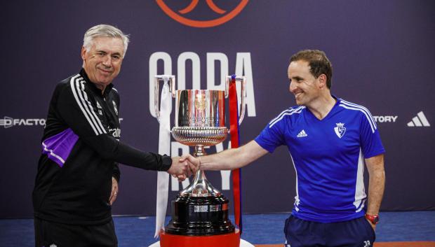 Carlo Ancelotti (i) y Jagoba Arrasate (d) se saludan ante el trofeo de Copa