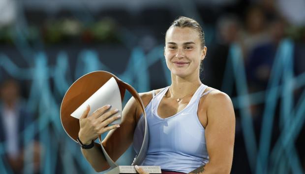 Aryna Sabalenka posa con el trofeo de campeona del Mutua Madrid Open