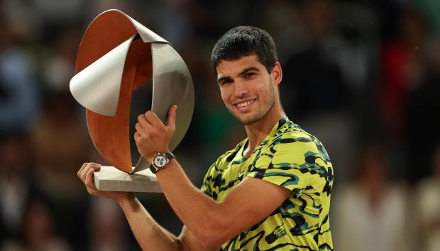 Carlos Alcaraz levanta el trofeo de campeón del Mutua Madrid Open