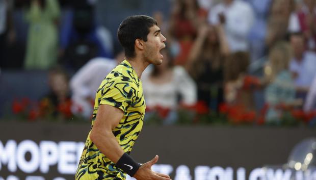 Carlos Alcaraz celebra su victoria en el Mutua Madrid Open 2023