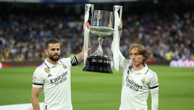 La plantilla del Real Madrid ofreció la Copa del Rey al Bernabéu con Nacho y Modric a la cabeza