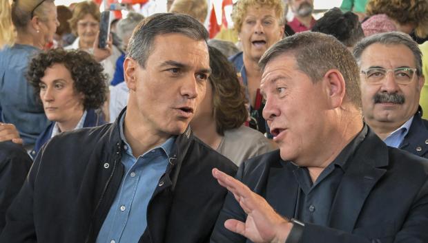 El presidente del Gobierno, Pedro Sánchez y el presidente de Castilla-La Mancha, Emiliano García-Page en el mitin de Puertollano