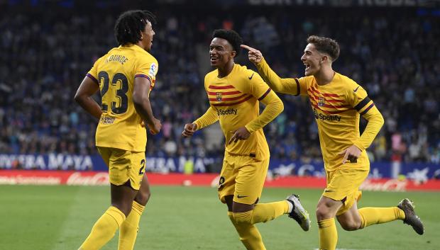 Koundé, Balde y Gavi en la celebración de un gol al Espanyol