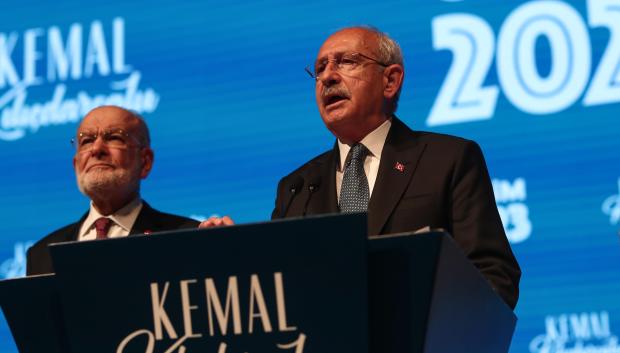 Ankara (Turkey), 14/05/2023.- Turkish presidential candidate Kemal Kilicdaroglu (R), leader of the opposition Republican People's Party (CHP), attends a press conference at CHP's headquarters, in Ankara, Turkey, 15 May 2023, as the country holds simultaneous parliamentary and presidential elections. (Elecciones, Turquía) EFE/EPA/SEDAT SUNA