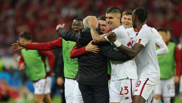El entrenador del Roma, Jose Mourinho celebra con sus jugadores