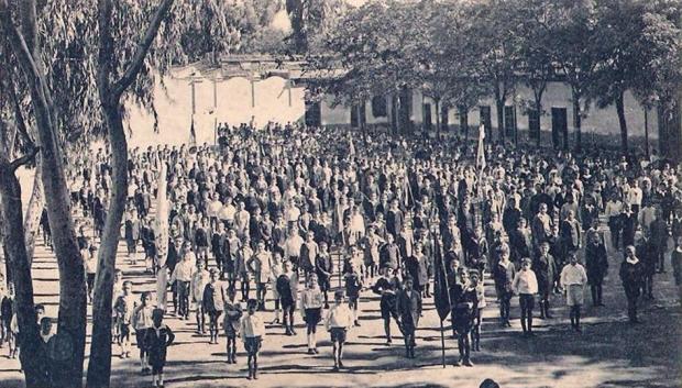 Una formación de alumnos en el patio de los Eucaliptos del Colegio Salesianos