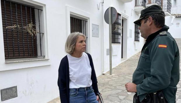Olivia Venegas, alcaldesa de Benaocaz, charla con un agente de la Guardia Civil