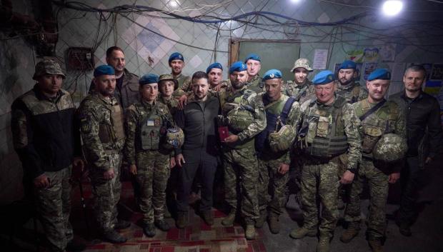 El presidente Zelenski visitó a los soldados en el frente de guerra por el Día del Cuerpo de Marines de Ucrania
