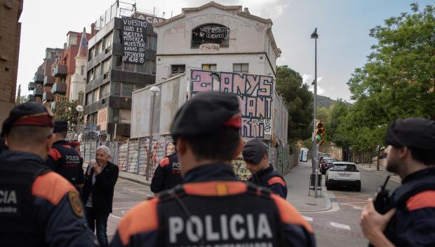Mossos d'Esquadra vigilan uno de los edificios de la plaza de la Bonanova, donde se encuentran los edificios okupados La Ruïna y el Kubo, a 11 de mayo de 2023, en Barcelona, Catalunya (España). Los Mossos d'Esquadra vigilan la plaza de Bonanova ante el aviso de más protestas hoy por la tarde contra la ocupación de estas dos fincas. Tras la amenaza de la empresa Desokupa de desalojar los edificios, finalmente ha anunciado que renuncia a hacerlo porque cree que "ya no hace falta", y confían en que un juzgado acepte su petición de medidas cautelares para ordenar un desahucio policial.
11 MAYO 2023;OKUPAS;OCUPAS;OKUPACIÓN;OCUPACIÓN;MOSSOS;MOSSOS D'ESQUADRA;DESOKUPA;INMUEBLES;VIVIENDAS
David Zorrakino / Europa Press
11/5/2023