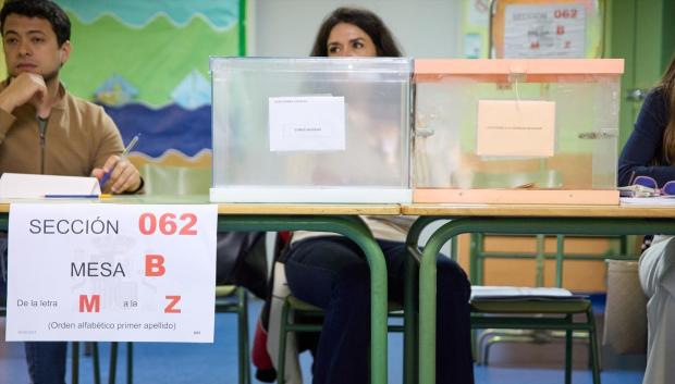 Urnas preparadas en un colegio electoral en Madrid.
