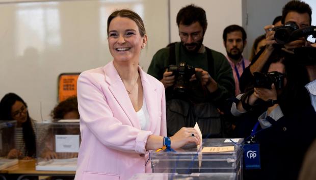 La candidata del PP al Govern Balear, Marga Prohens, ejerce su derecho al voto en Palma de Mallorca