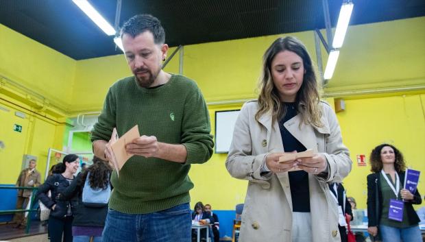La ministra de Igualdad y secretaria de Acción de Gobierno de Podemos, Irene Montero y el exvicepresidente segundo del Gobierno y exlíder de Podemos Pablo Iglesias, ejercen su derecho al voto en el Colegio Público La Navata.