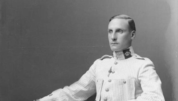 Infante Alfonso de Orleans y Borbón con el uniforme 'rayadillo' de verano del Ejército Español