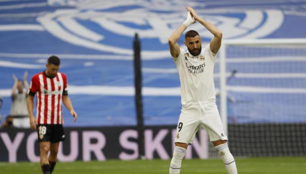 Karim Benzema se despide de los aficionados blancos presentes en el Santiago Bernabéu