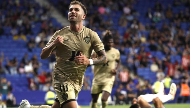 Adrián Embarba celebra el segundo gol del Almería ante el Espanyol