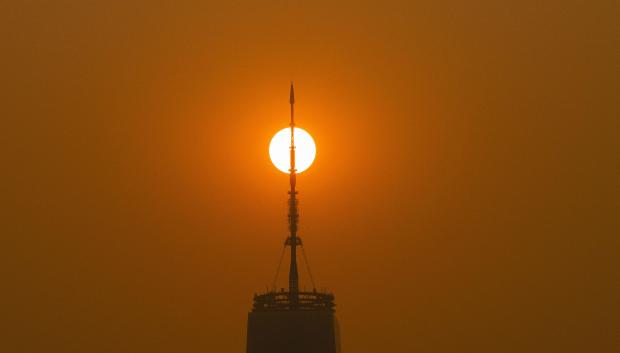 El sol brilla entre el humo tras la torre del World Trade Center en Nueva York