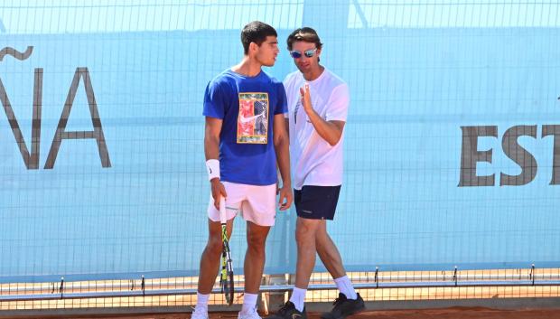 Juan Carlos Ferrero le da indicaciones a Carlos Alcaraz en el Mutua Madrid Open