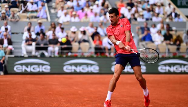 Novak Djokovic golpea de revés una bola en la Philippe Chatrier