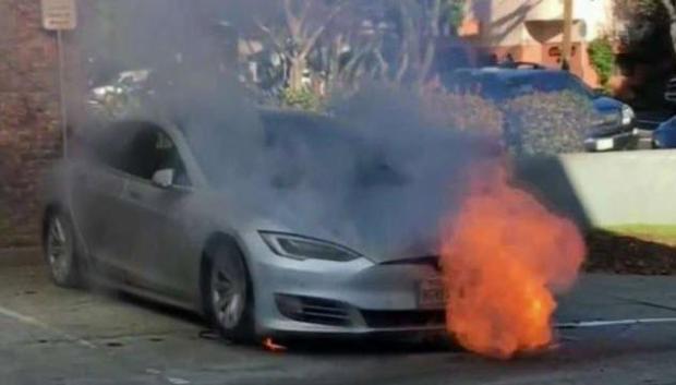 Una vez que un coche eléctrico echa a arder es muy difícil de apagar