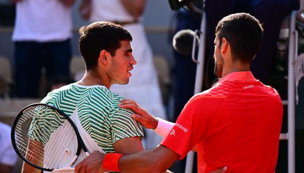 Carlos Alcaraz y Novak Djokovic se saludan en la red