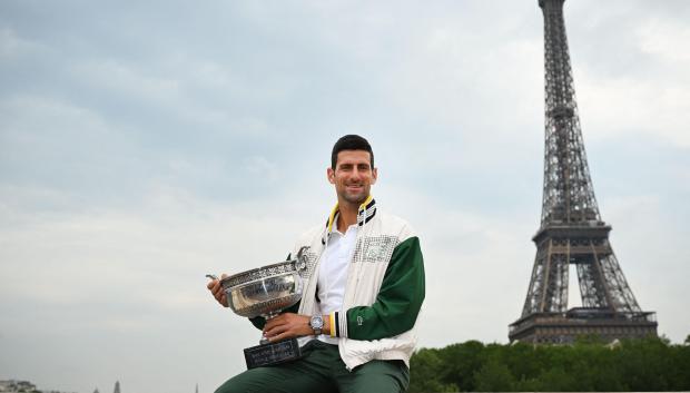 Djokovic posa con la Copa de los Mosqueteros ante la Torre Eiffel