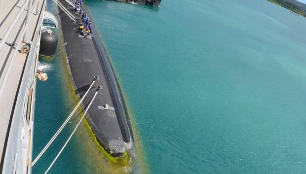 El USS Oklahoma City amarrado en la isla de Guam