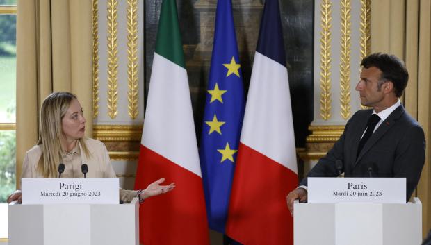 El presidente francés, Emmanuel Macron, y la primera ministra de Italia, Giorgia Meloni en el Palacio del Elíseo en París